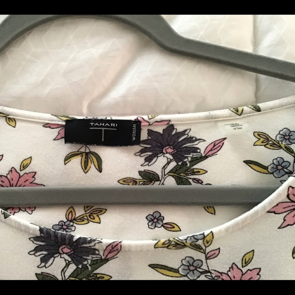 Flowered top - Picture 2 of 2